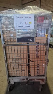 un chariot sur lequel sont posés de nombreux cartons