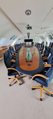 Importante table de réunion de forme ovale permettant d’accu…