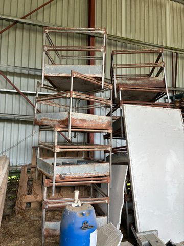 Environ 20/25 gamelles d’alimentation animale galva et inox 100x1...