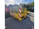 une grue jaune est garée sur le bord de la route