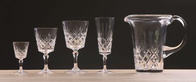 Partie de service de verres en cristal taillé comprenant :