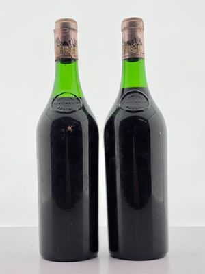 deux bouteilles de vin posées sur une table l'une à côté de l'autre