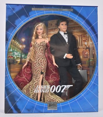 Une poupée Barbie et une poupée James Bond dans une boîte sur laquelle figure l'image d'une femme en robe et d'un homme en smoking