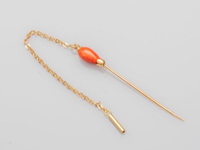 une paire de boucles d'oreilles en corail et or