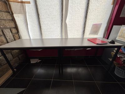 une photo d'un bureau dans une pièce avec une fenêtre