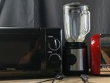 un mixeur, un grille-pain et un autre grille-pain posé sur une table