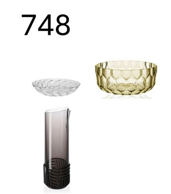 trois vases différents et un bol sur la table