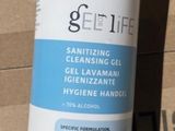 un flacon de gel hydroalcoolique posé sur un comptoir