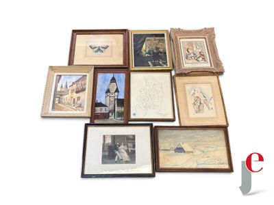 de nombreuses photos encadrées sur le mur de cette pièce