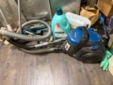 un aspirateur et d'autres produits d'entretien par terre