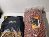 deux sacs de nourriture posés sur une table, à côté d'un sac de noix