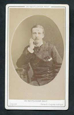 une vieille photo d'un homme en uniforme militaire