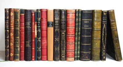 de nombreux livres anciens alignés les uns à côté des autres sur une étagère