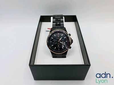 gros plan d'une montre dans une boîte sur une surface blanche