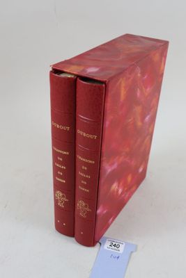 deux livres posés l'un à côté de l'autre sur une table