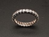 une image d'une bague en diamant sur une surface noire