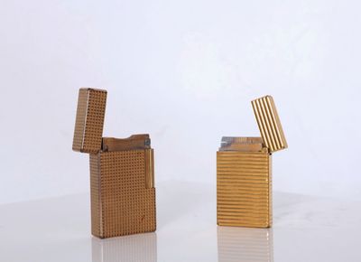 deux briquets posés l'un à côté de l'autre sur une table