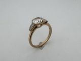 gros plan d'une bague en diamant sur une surface blanche