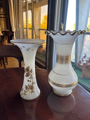 deux vases posés sur une table devant une fenêtre