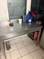 1 table en inox avec dosseret (photo 2)