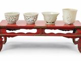une table rouge sur laquelle sont posés trois bols