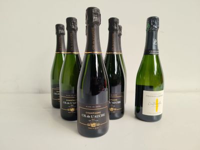 quatre bouteilles de vin sont alignées sur une table