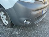 une petite voiture garée sur le bord de la route