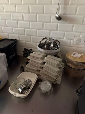 un plan de travail de cuisine sur lequel sont posés de nombreux plats et ustensiles