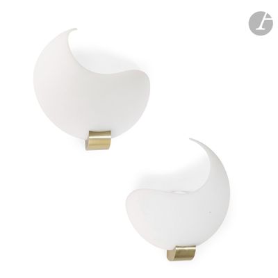 paire d'appliques murales blanches et dorées avec un abat-jour en verre incurvé