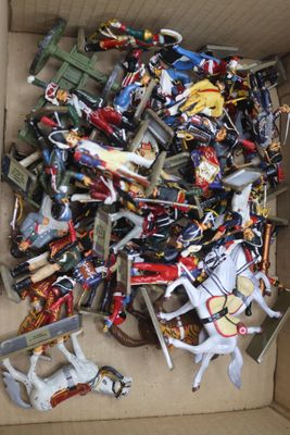 une boîte en carton remplie de jouets de toutes sortes