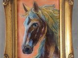 une peinture à l'huile représentant un cheval, dans un cadre doré, accrochée au mur