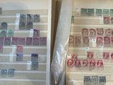 deux boîtes ornées de timbres, posées sur une table
