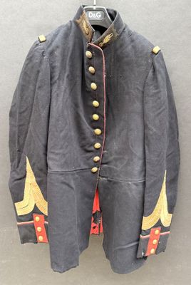 une photo d'un manteau militaire accroché à un mur