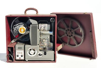 une valise rouge contenant un projecteur de films