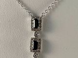 une photo d'un collier de diamants noir et blanc porté par un mannequin