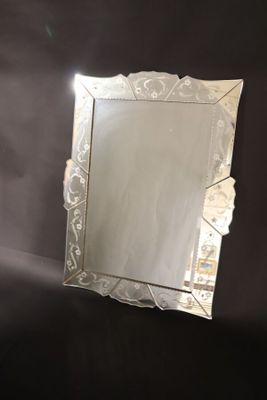 Glace rectangulaire en verre églomisé à décor de fleurettes …