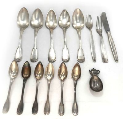 Lot de couverts en métal argenté comprenant 5 cuillères à so…