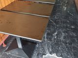 de nombreuses tables alignées sur le sol