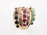 une image d'une bague en or ornée de pierres multicolores