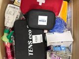 une boîte remplie de matériel médical posée sur une table