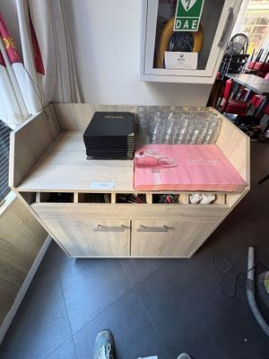 un bureau sur lequel se trouvent de nombreux objets