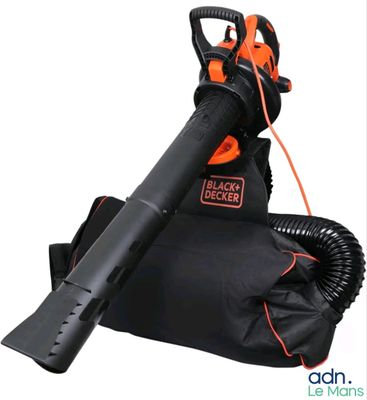 Le souffleur Black & Decker sert à chasser la poussière.