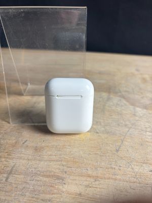 des AirPods d'Apple posés sur une table en bois