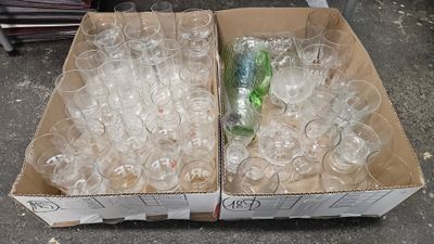 Deux cartons de verres dont publicitaires.