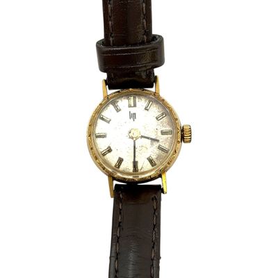 une montre en or avec des chiffres romains sur le cadran