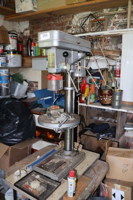 une photo d'une pièce encombrée d'objets divers et d'outils