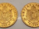 deux souverains d'or, dont l'un porte des armoiries et l'autre une couronne