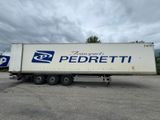 une photo d'un semi-remorque garé sur un parking