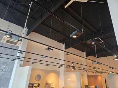 Ligne de spots halogène et LED.