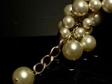 a close up of a bunch of pearls on a chain